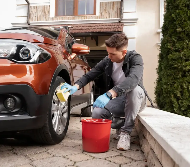 Lavage auto à domicile Baliros : professionnel intervenant sur un véhicule
